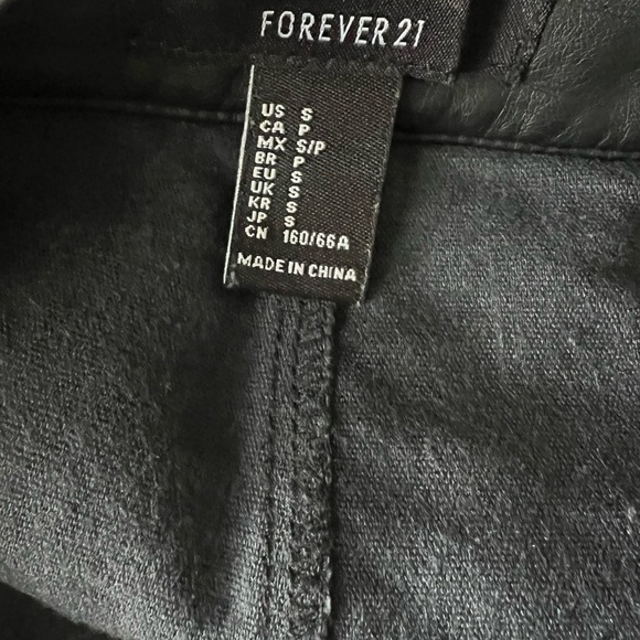 Leather mini skirt. - Picture 4 of 4